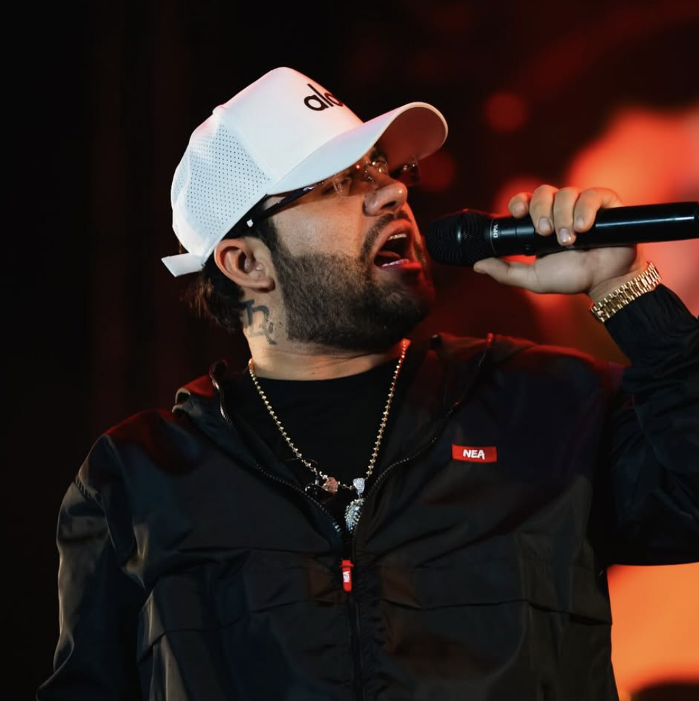 Fans desatan caos tras decisión de Luis R. Conriquez de no cantar corridos